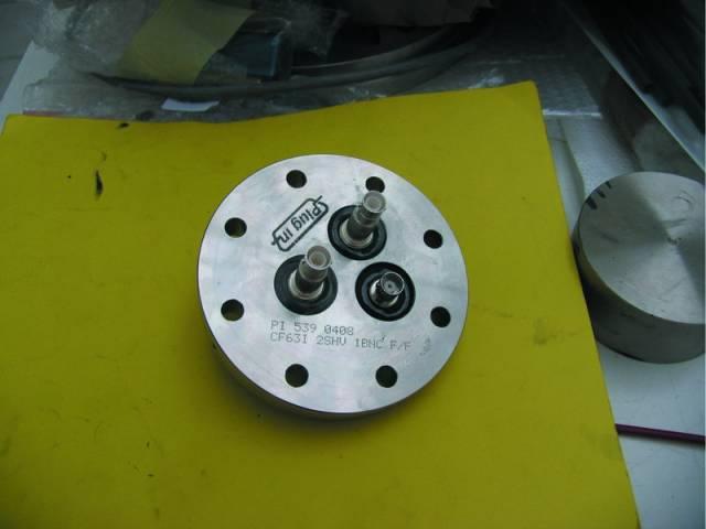 Flange CF63 - 2 x SHV & 1 x BNC