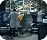 Deux personnes travaillant sur un satelitte