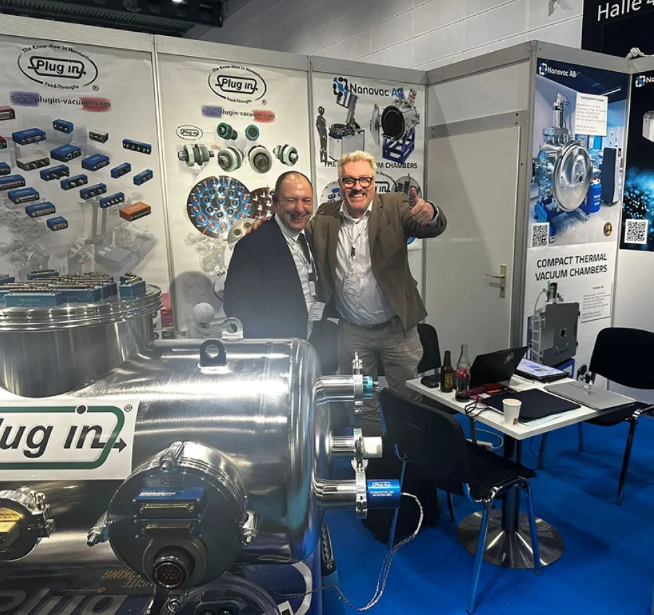Deux personnes sur un stand de sallon professionnel