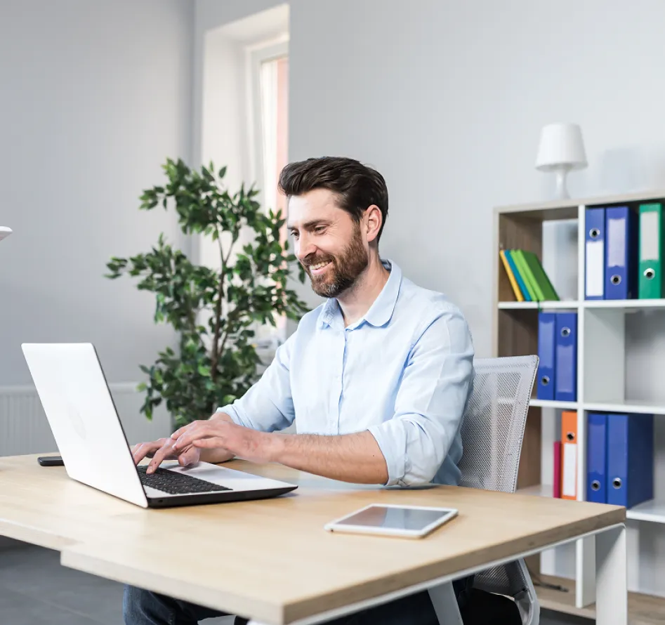 Un homme tapant sur le clavier de son ordinnateur